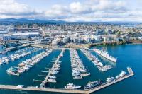 una vista aérea de un puerto con barcos en Marina Square Suites, en Bremerton