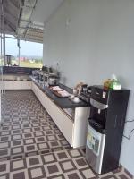 una cocina con encimera y cafetera en LOSMEN 88, en Ratodena