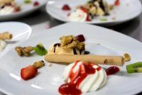 ein weißer Teller mit einem Dessert auf einem Tisch in der Unterkunft Gasthof Braun in Schmallenberg