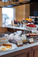 ein Buffet mit Tellern voller Essen auf einem Tisch in der Unterkunft Hato Saigon Boutique Hotel & Rooftop in Ho-Chi-Minh-Stadt