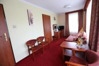 Televízia a/alebo spoločenská miestnosť v ubytovaní Hotel Korona