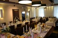 Reštaurácia alebo iné gastronomické zariadenie v ubytovaní Hotel Korona