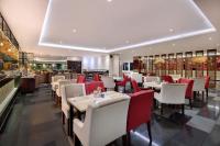 Un restaurante u otro lugar para comer en Four Star by Trans Hotel