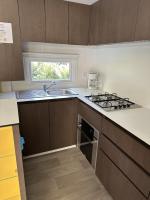 Cuisine ou kitchenette dans l&#39;établissement Camping du Bourg