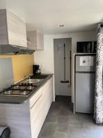 Cuisine ou kitchenette dans l&#39;établissement Camping du Bourg