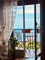 Habitación con vistas al océano desde una ventana en B&amp;B Aria di Mare - Pollina Sicilia, en Finale