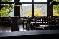 Cảnh núi rừng hoặc tầm nhìn ra núi từ quán trọ