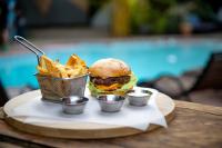 Victoria Falls Backpackers Zambia في ليفينغستون: صينية مع همبرغر وبطاطس مقلية على طاولة