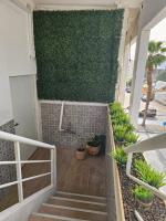 eine Treppe, die zu einer grünen Wand mit Pflanzen führt in der Unterkunft Sun Sea Center in Eilat