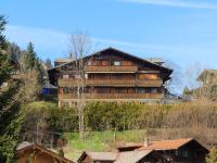 un gran edificio en la cima de una colina con casas en Apartment Belmi by Interhome, en Zweisimmen