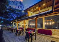 un ristorante con tavoli e sedie di fronte a un edificio di Grand Kalundawa Resort a Dambulla