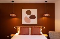 ビアリッツにあるHôtel Barneaのベッドルーム1室(枕2つ、絵画付)