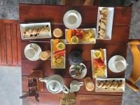 een tafel met veel borden eten erop bij Villa 26 Weligama in Weligama