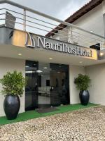 Dos grandes jarrones colocados frente a un hotel. en Nautillus Hotel, en Parnaíba