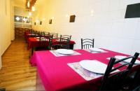 uma sala de jantar com mesas vermelhas e cadeiras pretas em Windsor Residence em Nuwara Eliya