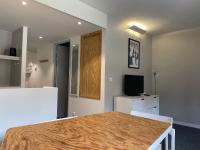 Telewizja i/lub zestaw kina domowego w obiekcie Studio calme rénové, balcon, Wifi, parking inclus, proche Transarc et commerces - FR-1-346-345