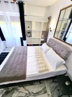 Posteľ alebo postele v izbe v ubytovaní T2 neuf centre ville Saint Raphaël avec terrasse et parking gratuit, kit linge et serviettes offerts ,prés de la plage et commerces!