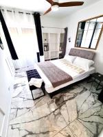 Posteľ alebo postele v izbe v ubytovaní T2 neuf centre ville Saint Raphaël avec terrasse et parking gratuit, kit linge et serviettes offerts ,prés de la plage et commerces!
