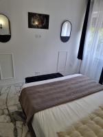 Posteľ alebo postele v izbe v ubytovaní T2 neuf centre ville Saint Raphaël avec terrasse et parking gratuit, kit linge et serviettes offerts ,prés de la plage et commerces!