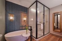 Ein Badezimmer in der Unterkunft Hotel Effie Sandestin Resort, Autograph Collection