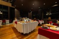 Un conjunto de mesas de buffet con comida en ellas. en Howard Johnson Plaza Jujuy, en San Salvador de Jujuy