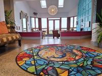 Una habitación con una alfombra de vidrieras en el suelo. en Lus Mor, en Roundwood