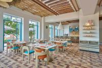 Un restaurante con mesas y sillas en una sala. en Marriott Executive Apartments Penang, en George Town