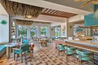 Un restaurante con mesas y sillas y un bar. en Marriott Executive Apartments Penang, en George Town