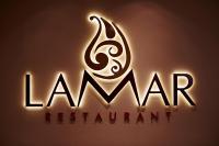 クウェートにあるミレニアム ホテル ＆ コンベンション センター クウェートの銃器が描かれたレストランの名前の看板