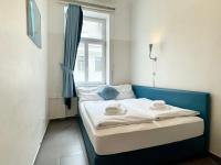 Una cama pequeña en una habitación con ventana. en Very Central, 5 min to city center, Self Check In, en Viena