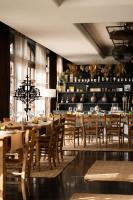 イェーゾロにあるCamoma Aparthotel - Suites Apartmentsの木製のテーブルと椅子のあるダイニングルーム