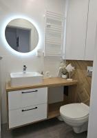 Kúpeľňa v ubytovaní Apartament 1B Niebieskie Apartamenty Poddąbie dawniej Blue Marine z basenem krytym, odkrytym, salą zabaw, animacjami