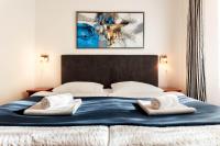 Un dormitorio con una cama grande con toallas. en Penzion Pod Lipo, en Liubliana