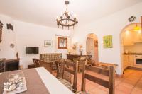 Kuchyňa alebo kuchynka v ubytovaní Villa California by Abahana Villas