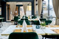 Restauracja lub miejsce do jedzenia w obiekcie Hotel Szatmári & Étterem Jászberény