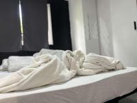 Łóżko lub łóżka w pokoju w obiekcie Mobil Home 4 personnes