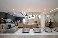 uma cozinha com várias tigelas de prata em uma bancada em Papouis Protaras Hotel em Protaras