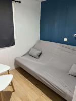 Łóżko lub łóżka w pokoju w obiekcie Mobil Home 4 personnes