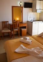 Kuchnia lub aneks kuchenny w obiekcie Polizotou Rooms