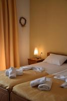 Łóżko lub łóżka w pokoju w obiekcie Polizotou Rooms