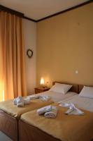 Łóżko lub łóżka w pokoju w obiekcie Polizotou Rooms