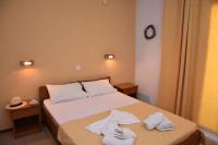 Łóżko lub łóżka w pokoju w obiekcie Polizotou Rooms