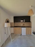 Kuchnia lub aneks kuchenny w obiekcie Résidence hôtelière les hameaux de saint cyprien 25 M2