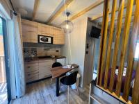- une cuisine avec une table et des chaises dans la chambre dans l&#39;établissement Camping La Pinède, à Calvi