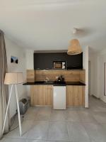 Kuchnia lub aneks kuchenny w obiekcie Résidence hôtelière les hameaux de saint cyprien 25 M2
