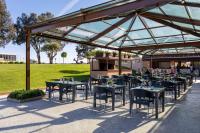 um grupo de mesas e cadeiras sob um pavilhão em Vila Gale Cascais em Cascais