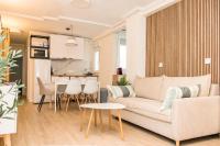 una sala de estar con un sofá y una mesa en Piso Muralla Romana, en León