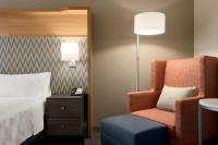 Ein Bett oder Betten in einem Zimmer der Unterkunft Holiday Inn Hotel &amp; Suites Council Bluffs by IHG