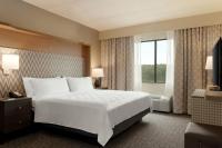 Ein Bett oder Betten in einem Zimmer der Unterkunft Holiday Inn Hotel &amp; Suites Council Bluffs by IHG