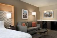 Ein Bett oder Betten in einem Zimmer der Unterkunft Holiday Inn Hotel &amp; Suites Council Bluffs by IHG